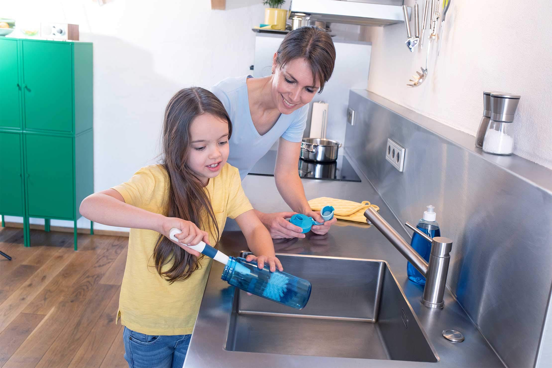 Unger 16” Flexible Glass and Bottle Scrub Brush, Extra-Long, Non-Scratch Cleaning Scrubber for Water Bottles, Travel and Coffee Mugs, Pitchers, Vases, Decanters, Glassware - Image 7