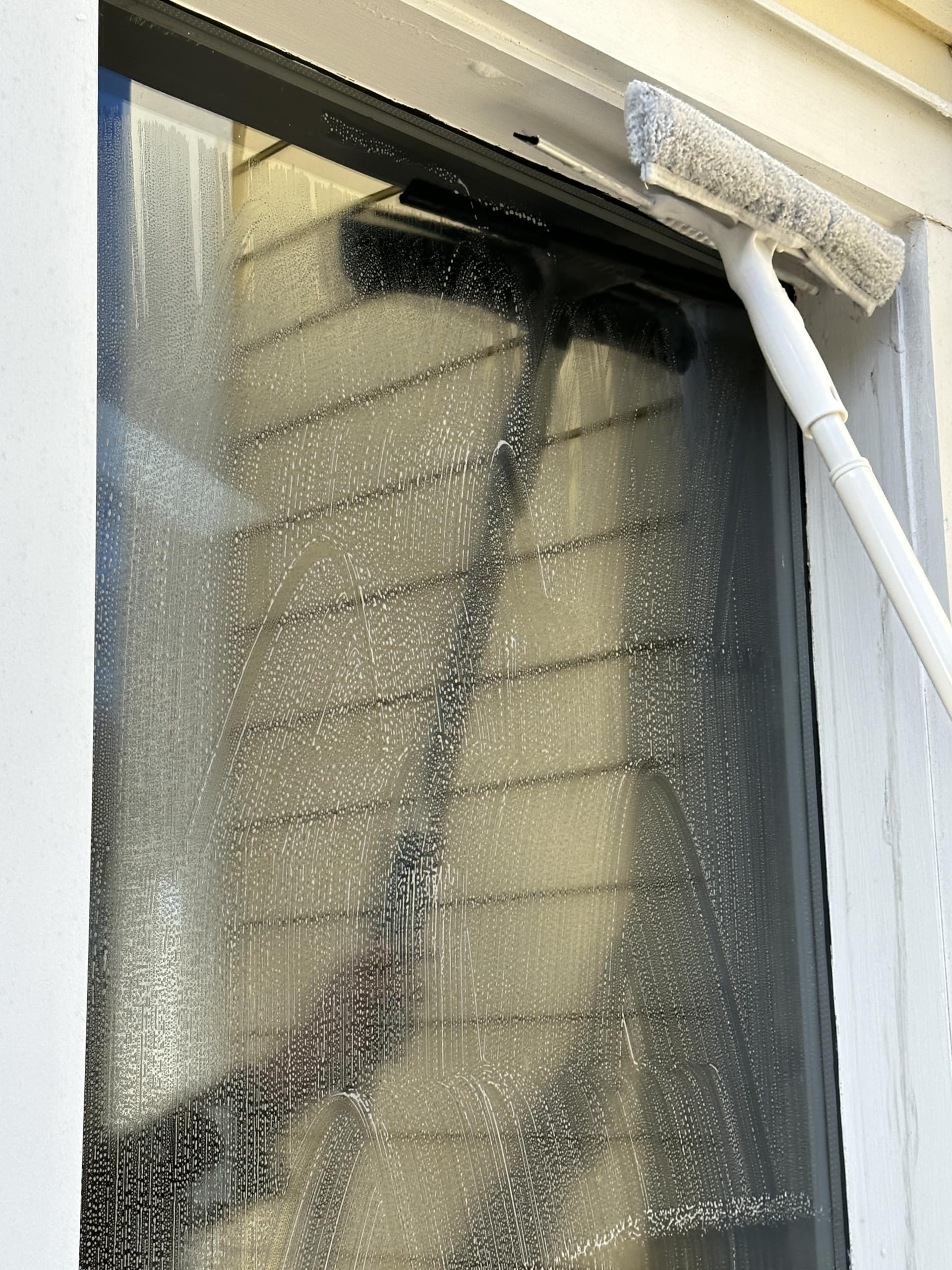 Unger - 978902 Window Washing Starter Kit with 2-in-1 Microfiber Combi, Collapsible Pole, Microfiber Cloth, and Bucket - Image 3